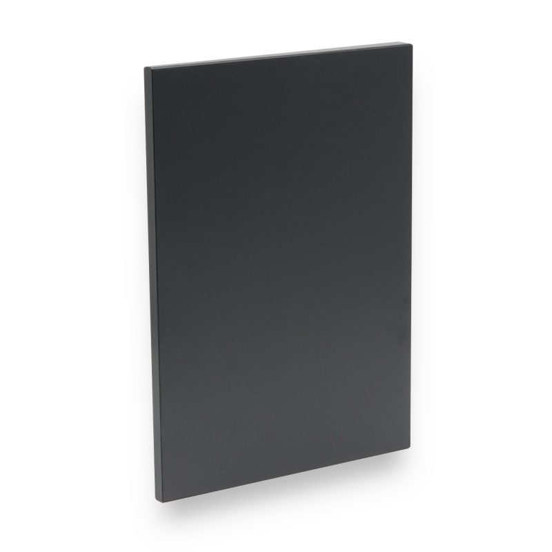 Eine schwarze Möbelfront mit glatter Oberfläche, maßgefertigt für individuelle Möbelstücke.