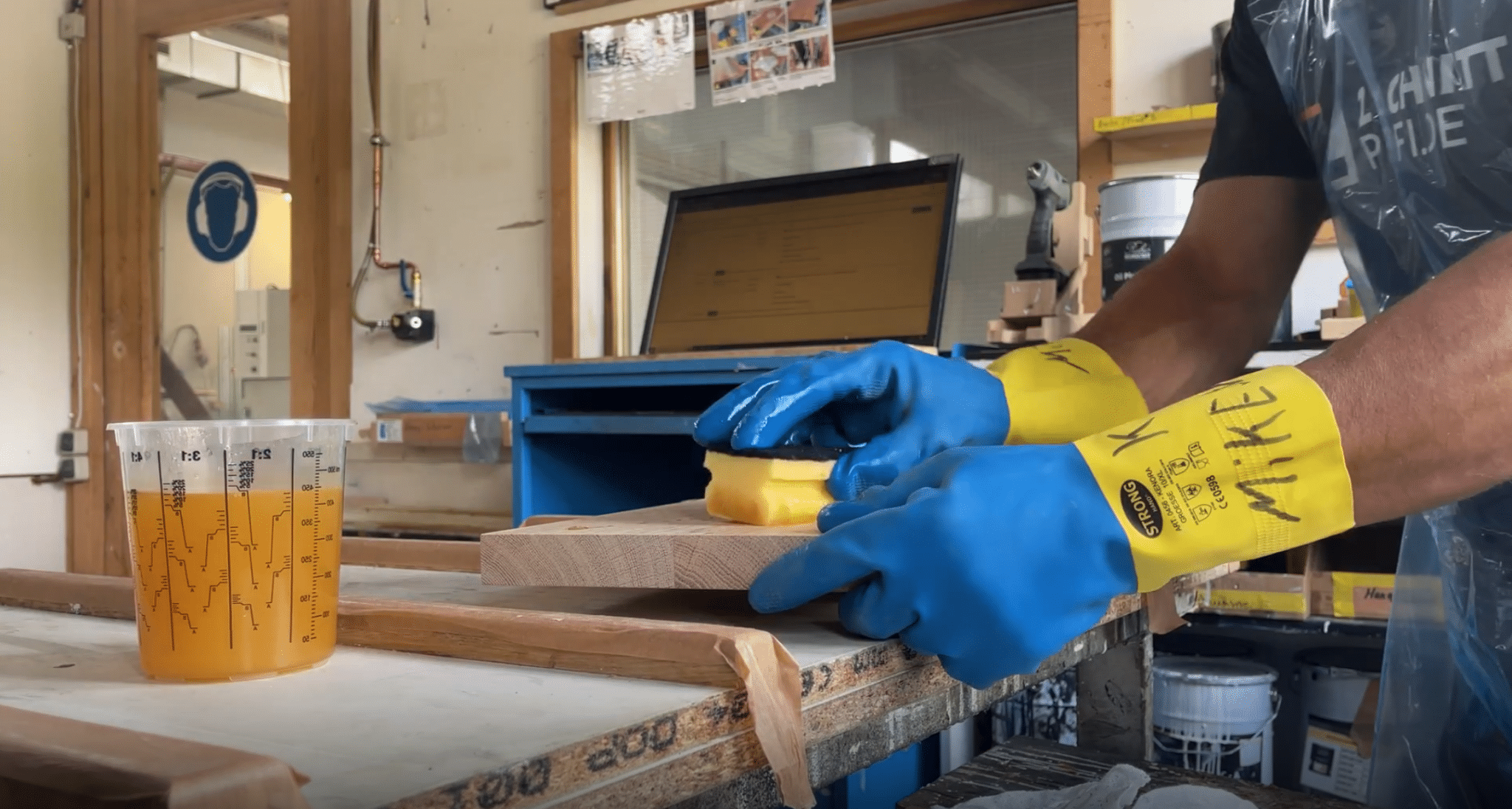Ein Mitarbeiter von Zuschnittprofi.de pflegt eine Holzoberfläche in der Werkstatt.