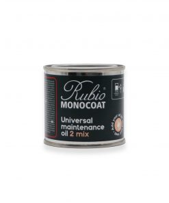 Rubio Monocoat Öl-Set mit Zubehör für Holzschutz, bestehend aus Ölflaschen, Applikator und Tuch auf weißem Hintergrund.