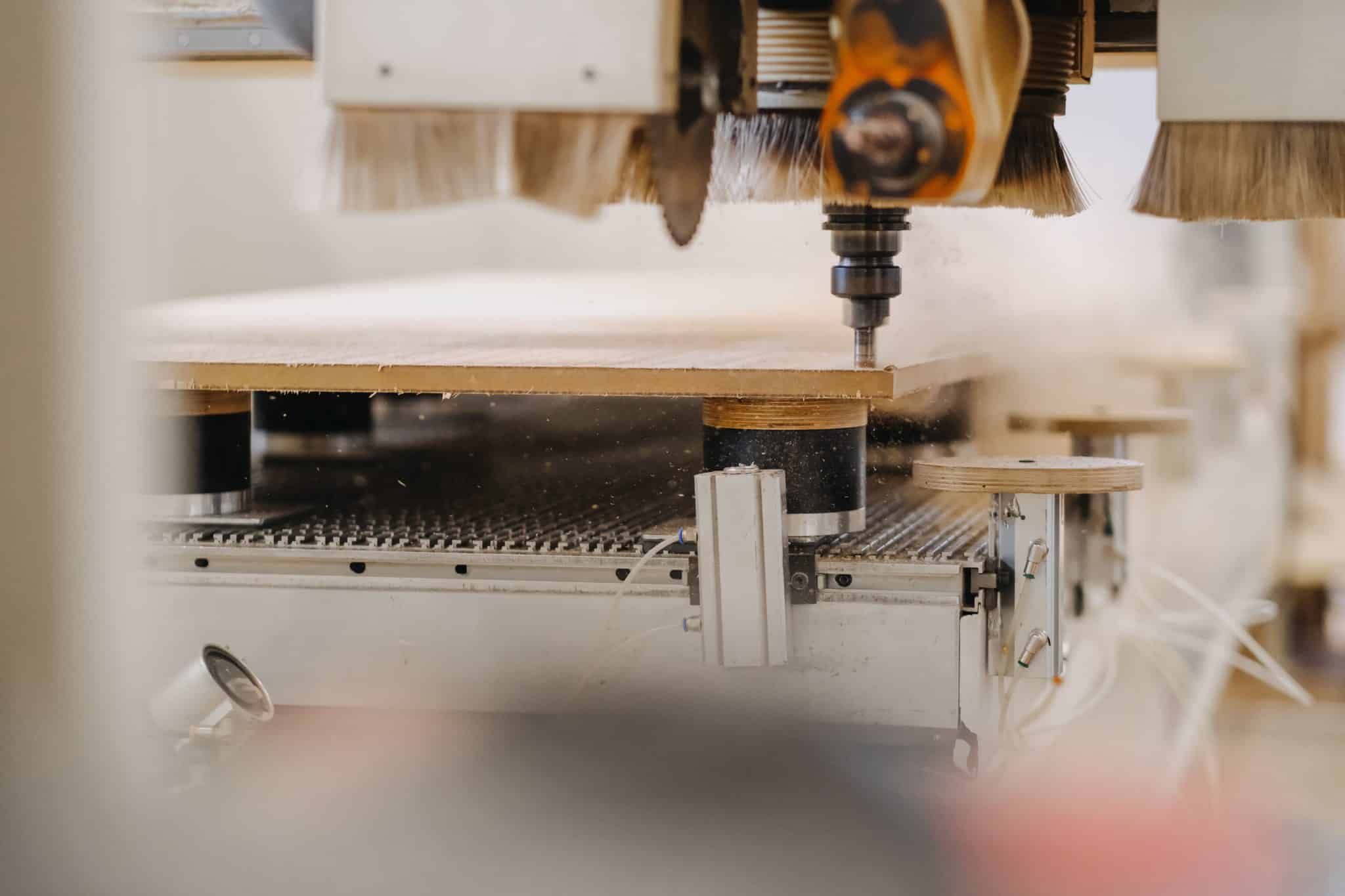 CNC-Maschine fräst präzise Dekor-Spanplatte in Form.