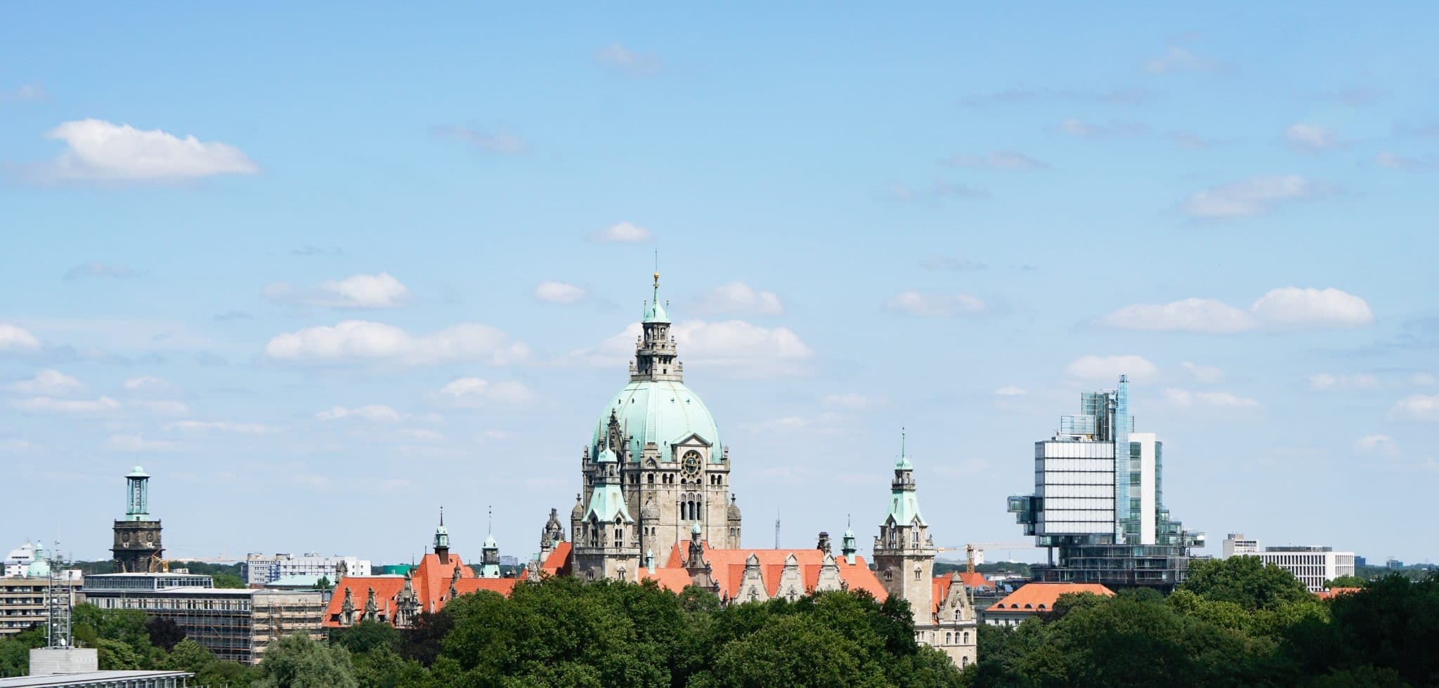 Blick auf das Neue Rathaus in Hannover bei klarem Himmel.