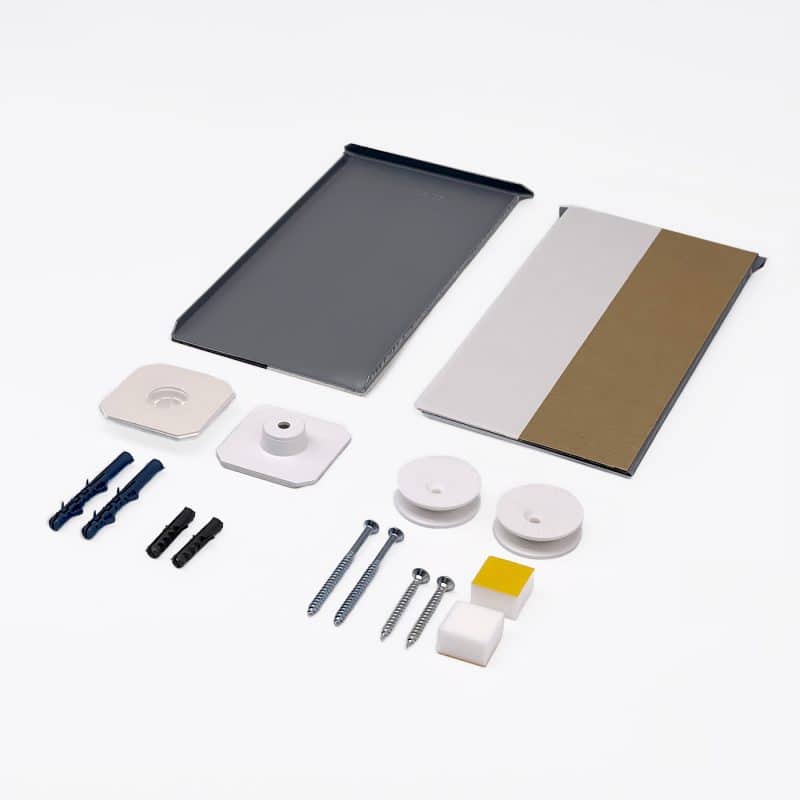 Montageset für Spiegelwandhalterung mit Schrauben, Dübeln und Metallplatten.