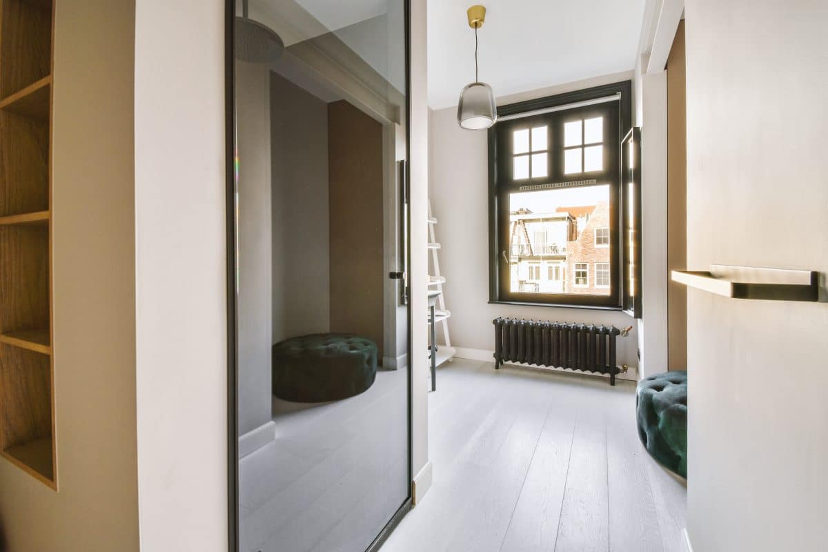 Fenster mit einem schwarzen Rahmen aus einer weiten Perspektive.