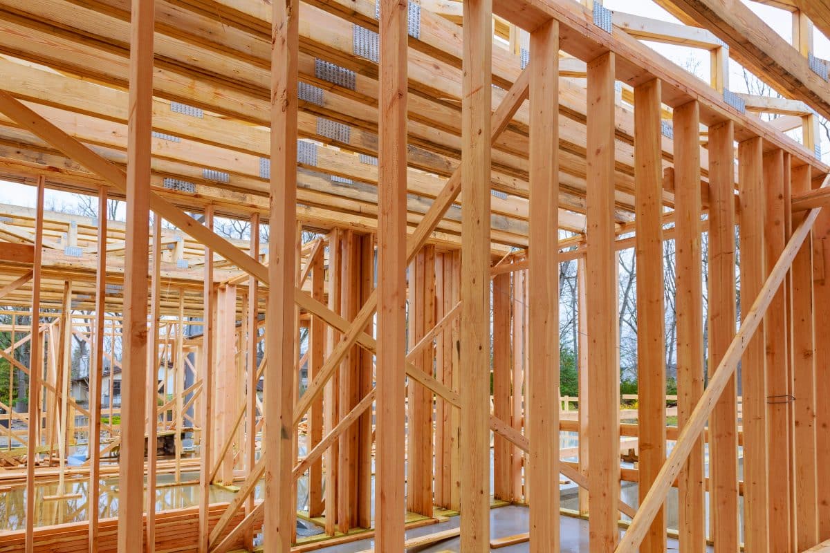 Holzrahmenbau eines Hauses während der Bauphase.