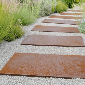 Trittplatten aus Cortenstahl im Garten